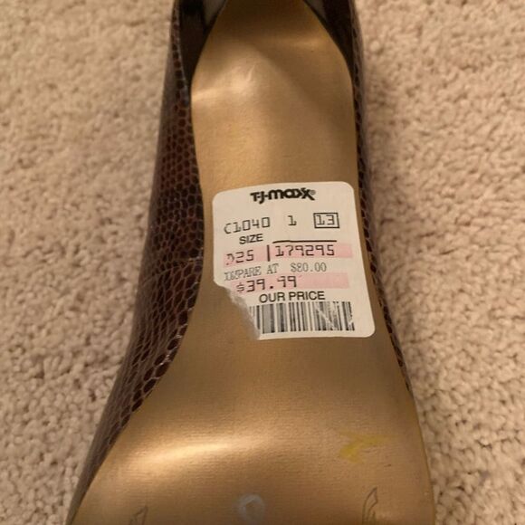 Well worn Tahari brown heels project shoes size 8.5 - Picture 2 of 8
